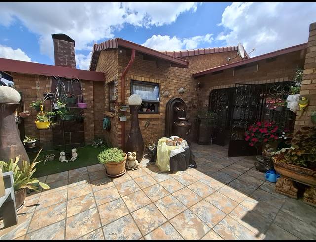 4 BEDROOM TOWNHOUSE FOR SALE IN DAL FOUCHE